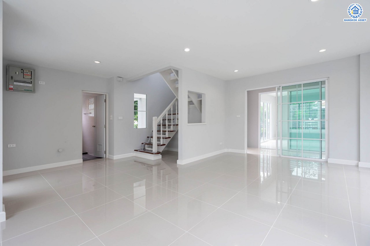 บ้านมือสองตกแต่งใหม่ แบรนด์ LH ม.มัณฑนา ราชพฤกษ์ เนื้อที่ 57.4 ตร.ว. ฟังก์ชัน 3 ห้องนอน 2 ห้องน้ำ จอดรถได้ 2 คัน พร้อมห้องอเนกประสงค์ 1 ห้อง สามารถปรับเปลี่ยนเป็นห้องทำงาน หรือห้องนอนได้ตามความต้องการ Facilities ตอบโจทย์ทุกกิจกรรม! บนทำเลใกล้วงเวียนพระราม5 เซ็นทรัลเวสต์เกต และรถไฟฟ้า "สถานีบางรักน้อยท่าอิฐ"